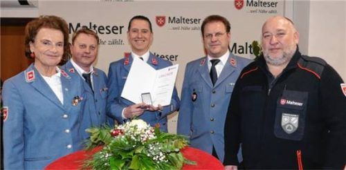 Beim Neujahrsempfang der Malteser: (von links) Stephanie von Freyberg, Ernst Schütz, Michael Braun, der für 30-jährige Mitgliedschaft geehrt wurde, Manfred Gebert sowie Thomas Haas. Foto Schubert