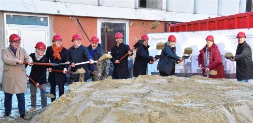 Beim Spatenstich zum Neubau des Lehrschwimmbeckens Am Nörreut: (von links) Brigitte Würth, Schulleiterin des Sebastian-Finsterwalder-Gymnasiums, Sibylle Daxlberger, Schulleiterin der Johann-Rieder-Realschule, Christian Salberg, Dezernent Schule, Sport, Soziales und Jugend, Levente Sarközy, Dezernent Umwelt und Bauwesen, Architekt Daniel Rieger, Oberbürgermeister Andreas März, Sebastian Fink, Amtsleiter Schul- und Sportamt, Architekt Frank Wimmer, Claudia Viebach, Dezernentin Finanzen, Liegenschaften, Controlling, und Markus Pletschacher, Amtsleiter Zentrales Gebäudemanagement. Foto Schlecker