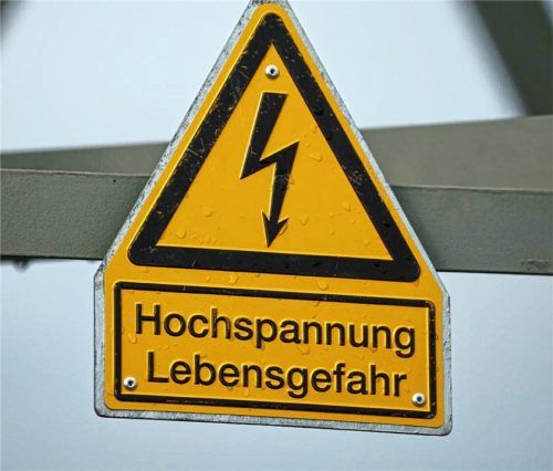 Beim Versuch, eine Stromleitung von Schnee zu befreien, erlitt ein Jugendlicher in Kiefersfelden einen Stromschlag und wurde mit lebensgefährlichen Verletzungen ins Krankenhaus gebracht, wo er zwei Tage später verstarb (Symbolbild).Foto dpa