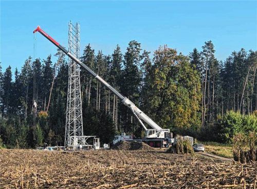 Bereits Mitte Oktober 2025 wurde der Funkmast am Waldrand in Evenhausen aufgebaut. Foto Birkhof