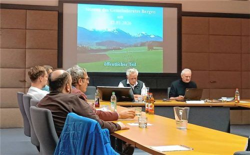 Bergen hat eine umfangreiche Stellungnahme zum Wasserrechtsantrag der Firma Adelholzener Alpenquellen vorgelegt und im Gemeinderat öffentlich diskutiert.Foto  Eder