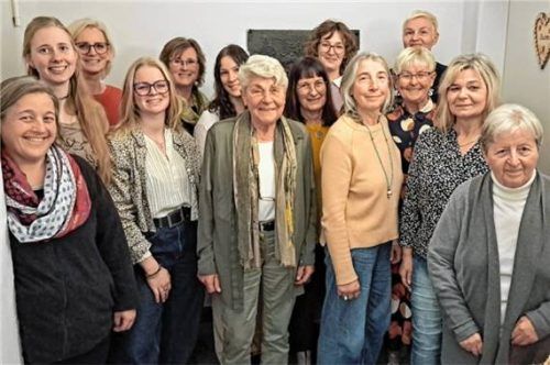 Blicken optimistisch auf die Kommunalwahlen im März: die Kandidaten der Frauenliste Tuntenhausen, darunter Gemeinderätin und Vorsitzende Theresia Englhart (vorne, Mitte). Foto stache