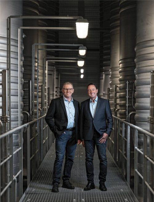 Braumeister Karl-Heinz Silichner und Erster Braumeister und Prokurist Josef Kronast im Lagerkeller der Brauerei. Foto AuerBräu/Jacob