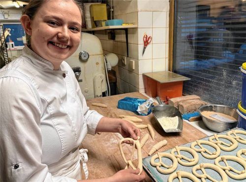 Brezendrehen ist die Arbeit, die Melanie Winhart besonders viel Spaß macht. Foto Norbert Kotter