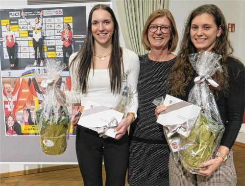 Bruckmühls Dritte Bürgermeisterin Anna Wallner (Mitte) ehrte Jana Pfann (links) und Ramona Dandl. Foto Baumann