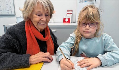 Brunhilde Dickel in ihrem Element. Mit der achtjährigen Katharina Braun übt sie Rechenaufgaben.Foto Kotter