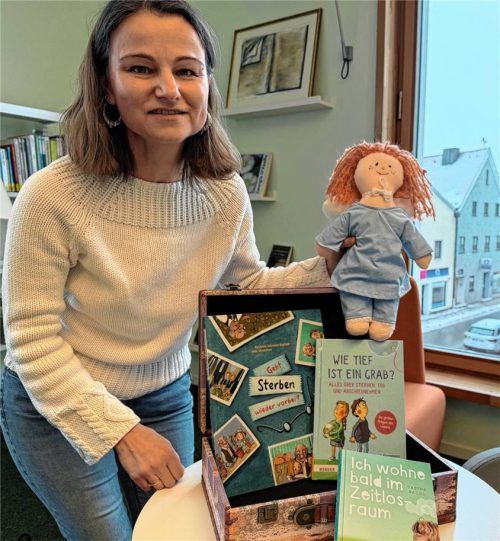 Büchereileiterin Gabriele Huber mit Trostengel „Charlie“, der neben geeigneter Literatur zum Bestand eines Trostkoffers gehört. Foto Kotter