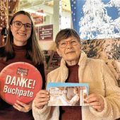 Buchpaten vervollständigen die Priener Bücherei auf eigene Kosten