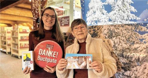 Büchereileiterin Melanie Schieber (links) gratuliert der Gewinnerin der Verlosung „Danke Buchpate“. Ursula Schweikert freut sich über eine Jahresgebühr für die Bücherei Prien. Foto Markt Prien