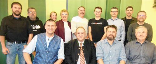 Bürgermeister Alfred Lantenhammer (vorne, Zweiter von links) mit den Kandidaten der CSU und der Freien Wähler Schönberg zur Kommunalwahl 2026. Foto angermeier