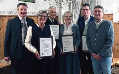 Bürgermeister Andreas Fenzl ehrte Irmgard Fischer, Johannes Nussbaum, Elisabeth Weidenspointner, Thomas Kunsler und Christian Onken (von links). Foto Dachs
