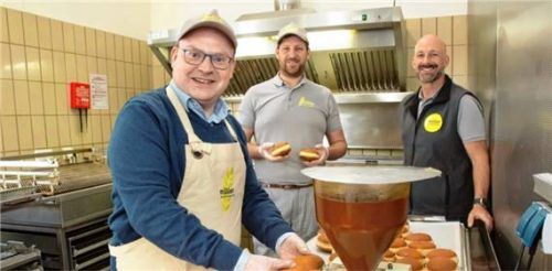 Bürgermeister Andreas Friedrich (von links) in der Backstube mit Christoph und Luitpold Müller. Foto Berger