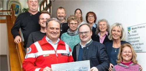 Bürgermeister Andreas Friedrich (vorne Mitte) überreichte dem Vorsitzenden der Wasserwacht, Werner Vietz, den symbolischen Scheck in Höhe von 1.000 Euro.Foto Berger