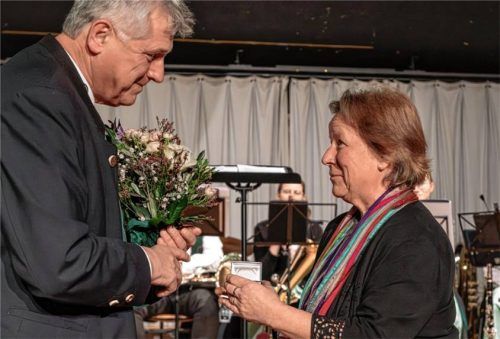 Bürgermeister Bernd Fessler überreicht Annette Steinbauer die Bürgermedaille der Gemeinde.Foto re