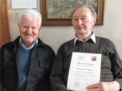 Bürgermeister Erwin Baumgartner beglückwünschte Jubilar Josef Fuchsgruber (rechts) an seinem Ehrentag. Foto Jaensch