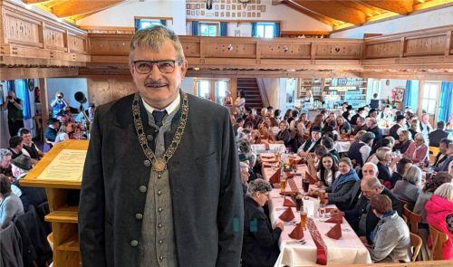 Bürgermeister Klaus Meixner ehrte beim Neujahrsempfang in Irschenberg etwas mehr als 50 Personen aus der Gemeinde für ihre besonderen Leistungen.Foto Gemeinde Irschenberg