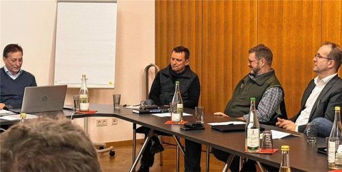Bürgermeister Konrad Linner (von links), der scheidende Geschäftsleiter Helmut Stadler, der Zweite Bürgermeister Werner Fröwis und Gemeinderat Markus Keller (von links). Foto Auer