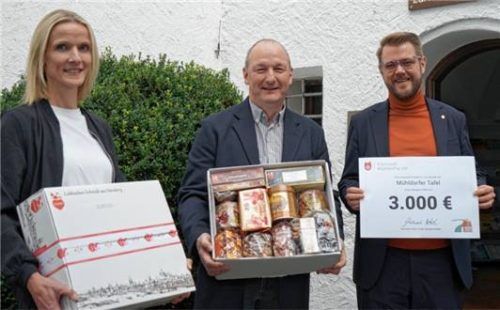 Bürgermeister Michael Hetzl (rechts) und Elisabeth Demmelhuber übergaben den Scheck im Rathaus an Detlef Künzel. Foto RE