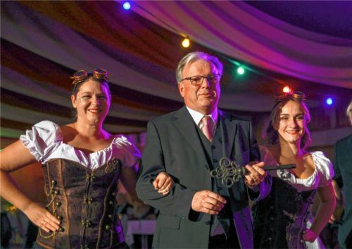 Bürgermeister Michael Kölbl übergibt den Rathausschlüssel.