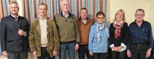 Bürgermeister Richard Richter (ganz links) und „Turnierdirektor“ Anton Stahuber (ganz rechts) freuen sich mit den Gewinnern (von links) Karl Bauer, Klaus Weiland, Paul Wolff, Leni Widmann und Manuela Eberl. Nicht auf dem Bild ist Ralf Goretzki. Foto Baumann