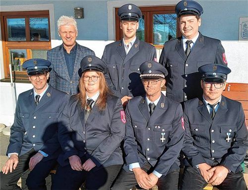 Bürgermeister Thomas Schmidinger (hinten, von links) freut sich über das neue Führungsteam der Waldhausener Wehr mit Alex Hauser, Max Schuhbeck, sowie (vorne, von links) Andreas Steckermeier, Corinna Stocker, Robert Urbauer und Sebastian Gröbner. Fotos Unterforsthuber
