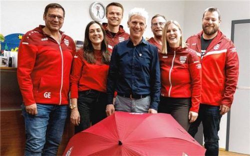Bürgermeister Thomas Schmidinger (Mitte) übernimmt auf Bitten von (von links) Günther Edlmann, Raphaela Unterforsthuber, Eric Löffelmann, Florian Jellbauer, Verena Lamprecht und Roman Jellbauer die Schirmherrschaft zum 100-jährigen Bestehen des TSV Schnaitsee. Foto Unterforsthuber