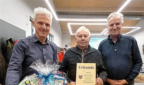 Bürgermeister Thomas Schmidinger (von links) verabschiedete Josef Oster nach über 50 Jahren als Feldgeschworener und vereidigte dessen Nachfolger Hans Scheitzeneder. Foto Unterforsthuber