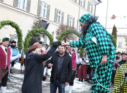 Bürgermeisterin Sissi Schätz stößt an mit Oberkasperl Karin Lipp.