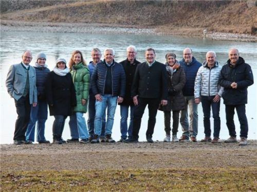 Bürgermeisterkandidat Anton Strahlhuber (Fünfter von rechts) und die Gemeinderatskandidaten. Foto Albersinger