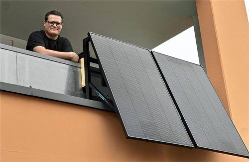 Bürokratie musste Bastian Seitz aus dem Weg räumen, erst dann konnte er zwei Solarmodule am Balkongeländer installieren. Foto Lohmann