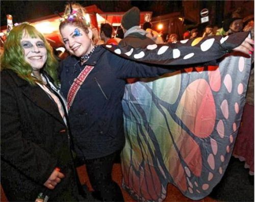 Buntes Treiben mit kreativen Narren-Kostümen am unsinnigen Donnerstag. Foto Stuffer