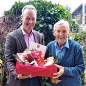 Als Schiedsrichter 2500 Fußballspiele geleitet