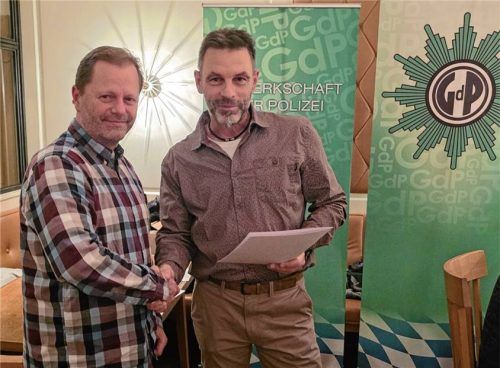 Christian Kirsch (links) erhielt den Dank von Michael Harrecker. Foto polizei