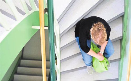 Chronische Müdigkeit und Überforderung sind häufige Folgen von Präsentismus – und das ist weder für Arbeitnehmer noch für Arbeitgeber gut. Foto PETER STEFFEN/DPA-TMN