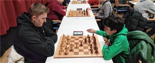 Constantin Paul Stichter im Duell mit Fynn Jeremy Lange – beide coacht der Rosenheimer Günther Wachinger.Foto Braun