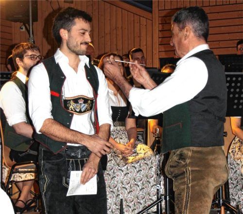 „Da hastn“: Blitzschnelle Stabübergabe von Sebastian Baumann an seinen Nachfolger Jakob Schmid.Fotos Poll