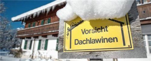 Dachlawinen können großen Schaden anrichten. Foto dpa