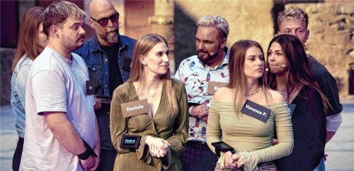 Daniela Osterloher (vorne Mitte) nimmt an der ersten Quizshow von Amazon Prime „Yes or No Games“ teil. Dabei kämpfen die Teilnehmer einzeln oder im Team um 100.000 Euro.Foto  PR Agentur filmcontact