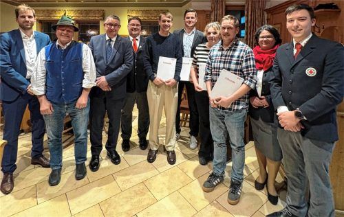 Dank für das ehrenamtliche Engagement: Rohrdorfs Bürgermeister Simon Hausstetter, Wolfgang Ull als Vertreter derGemeinde Samerberg, der stellvertretende BRK-Kreisgeschäftsführer Thomas Neugebauer und Kreisbereitschaftsleiter Michael Lederwascher würdigten die Geehrten. Rechts: die stellvertretende Bereitschaftsleiterin Ursula Dreischl undBereitschaftsleiter Max Unterlinner. Foto BRK Rohrdorf