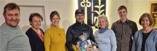 Dank für die Hilfe: (von links) Konrad Hepfengraber, Marion Ellmaier, Katharina Breitrainer, DM-Sanierungstechnik-Chef Daniel Mehnert, Evi Staudacher, KLJB-Vorsitzender Franz Unterseher und Marion Baumgartner.Foto  KLJB Höhenmoos