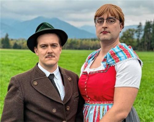 Das Bettelhochzeitspaar Herbert Wolfram, „Kräuter-Italiano, Weberknecht aus Bratzlhausen“ (links), und Petra Dunkelberger, „Schluckspechtin aus dem untergrünen Tal der Schande“. Foto Ruprecht