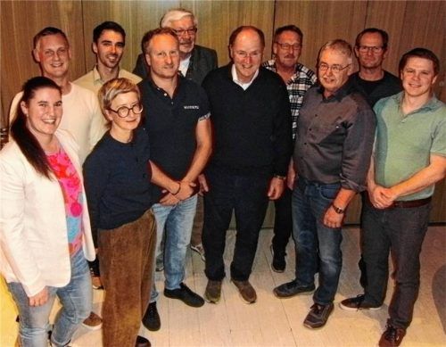 Das Bild zeigt Johann Ziegleder (Fünfter von rechts) mit seinen zehn Gemeinderatskandidaten der ULE.Foto jaensch