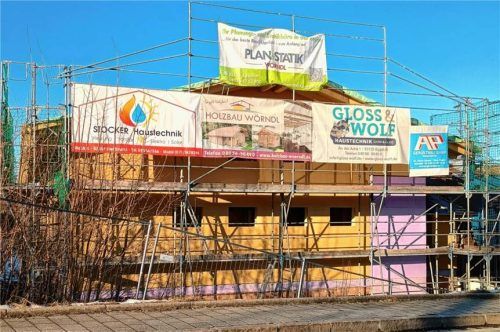 Das Dach ist schon gesetzt: Der Neubau des ASV Sportheims schreitet nach anfänglichen Verzögerungen nun zügig voran.Foto Gemeinde Eggstätt