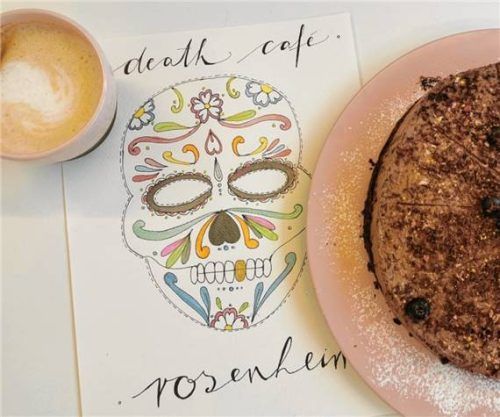 Das Death-Café startet wieder in der Stadtbibliothek – im Herbst gibt es dazu eine Besonderheit.Foto Stadtbibliothek Rosenheim