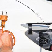 Das E-Auto über die eigene Haushaltssteckdose laden?