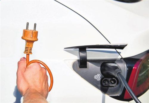 Das E-Auto einfach per Haushaltsstrom laden? Das geht, birgt aber Risiken. Foto IMAGO/Bihlmayerfotografie