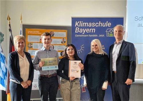 Das Engagement von Schülern und Lehrern der Mittelschule Mühldorf hat sich gelohnt. Nun nahmen (von links) Schulleiterin Regina Hornig, Schüler Alexander Quaiser und Nora Shala, Konrektorin Jennifer Steinhuber-Hinterstoisser von Regierungsdirektor Konrad Schober ihre Auszeichnung als Umweltschule entgegen.Fotos  Hans Rath