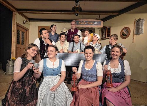 Das Ensemble der Theatergruppe Rechtmehring bei der Probe auf der Bühne.Foto manzinger