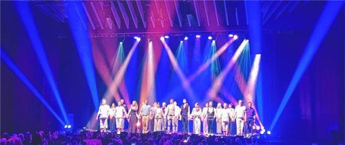 Einzigartig anders: Die Traumfabrik, ein Showtheater der Fantasie. Das Ensemble erntete tosenden Beifall.Foto Grun