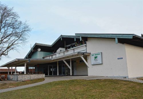 Das Grassauer Sportlerheim wird teilsaniert. Die Gastronomie im Erdgeschoss bleibt bestehen. Umkleide und Duschen werden modernisiert. Foto  Eder